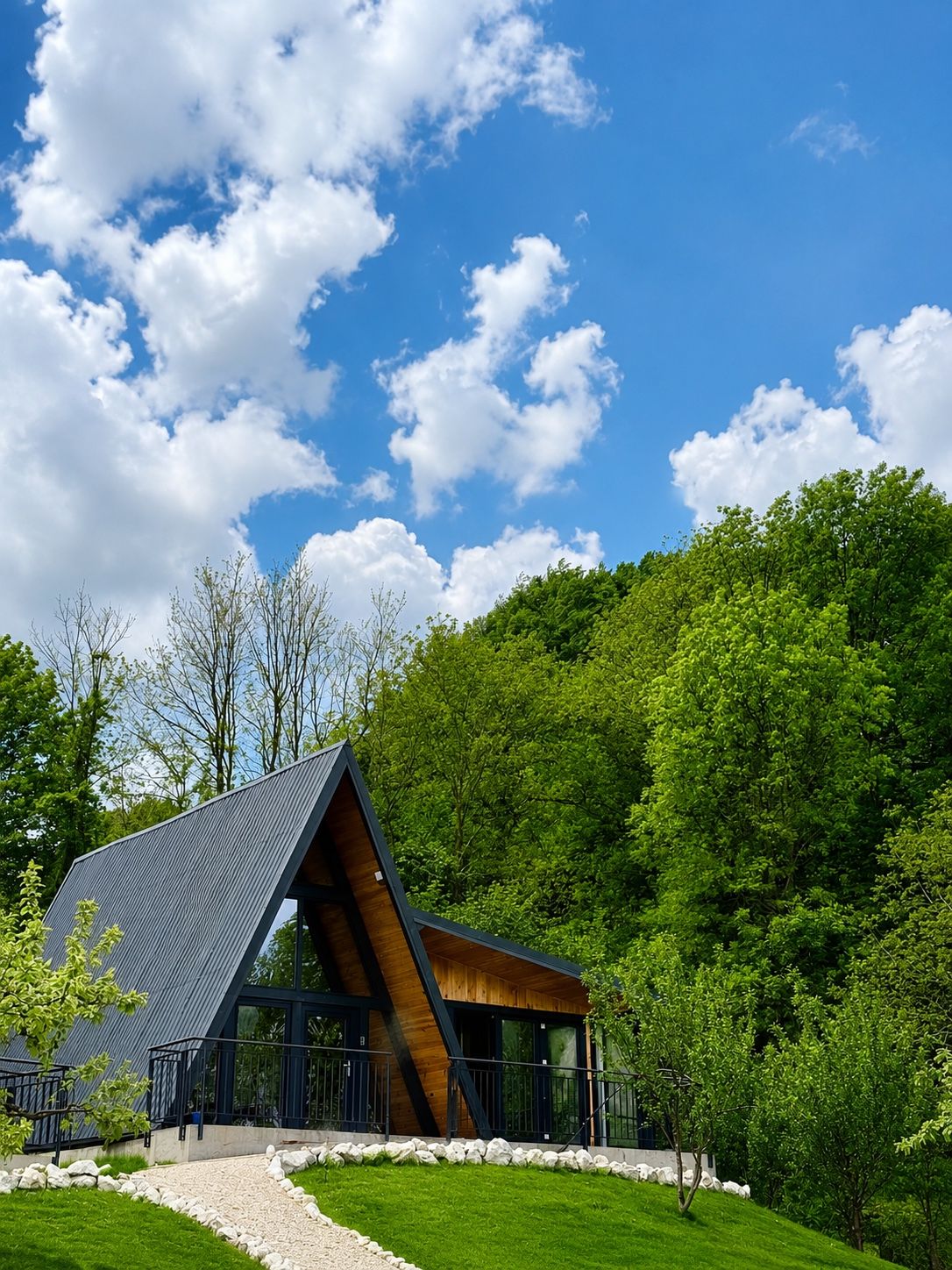 Cabana Molid, o cabană A-frame neagră pe deal, la TAIGA Retreat.